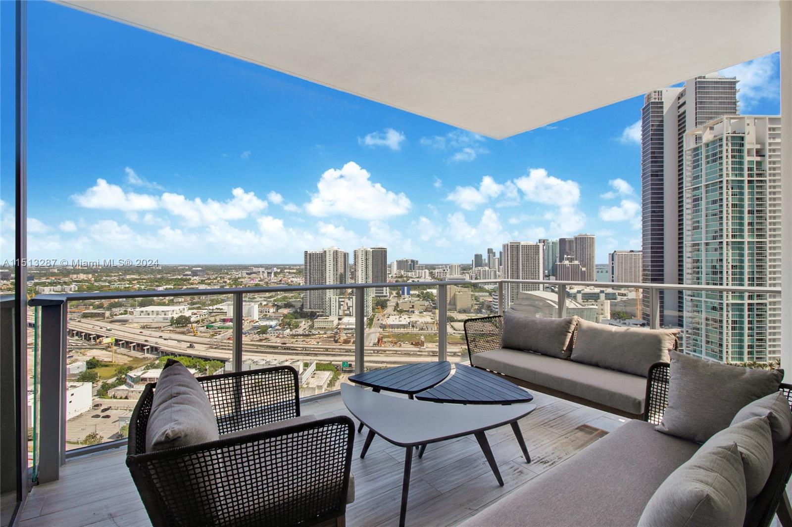 Apartamento para Alugar em Miami, FL