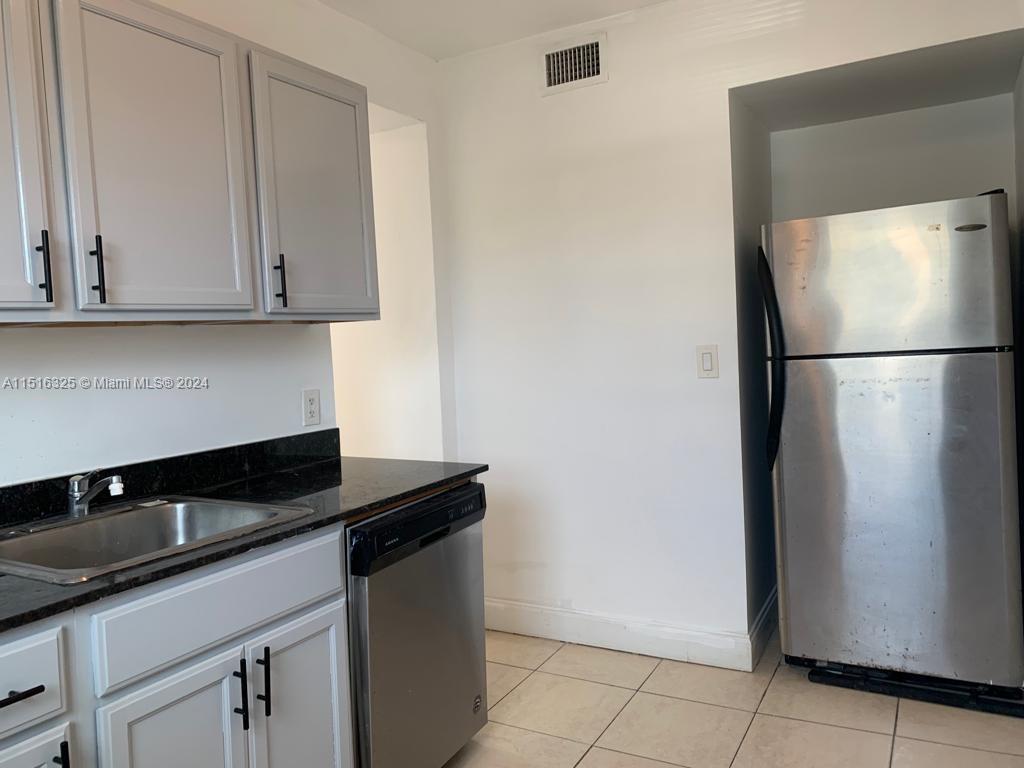 7207 Bay Dr 31, Miami Beach, Florida 33141, 1 Bedroom Bedrooms, ,1 BathroomBathrooms,Residentiallease,For Rent,7207 Bay Dr 31,A11516325