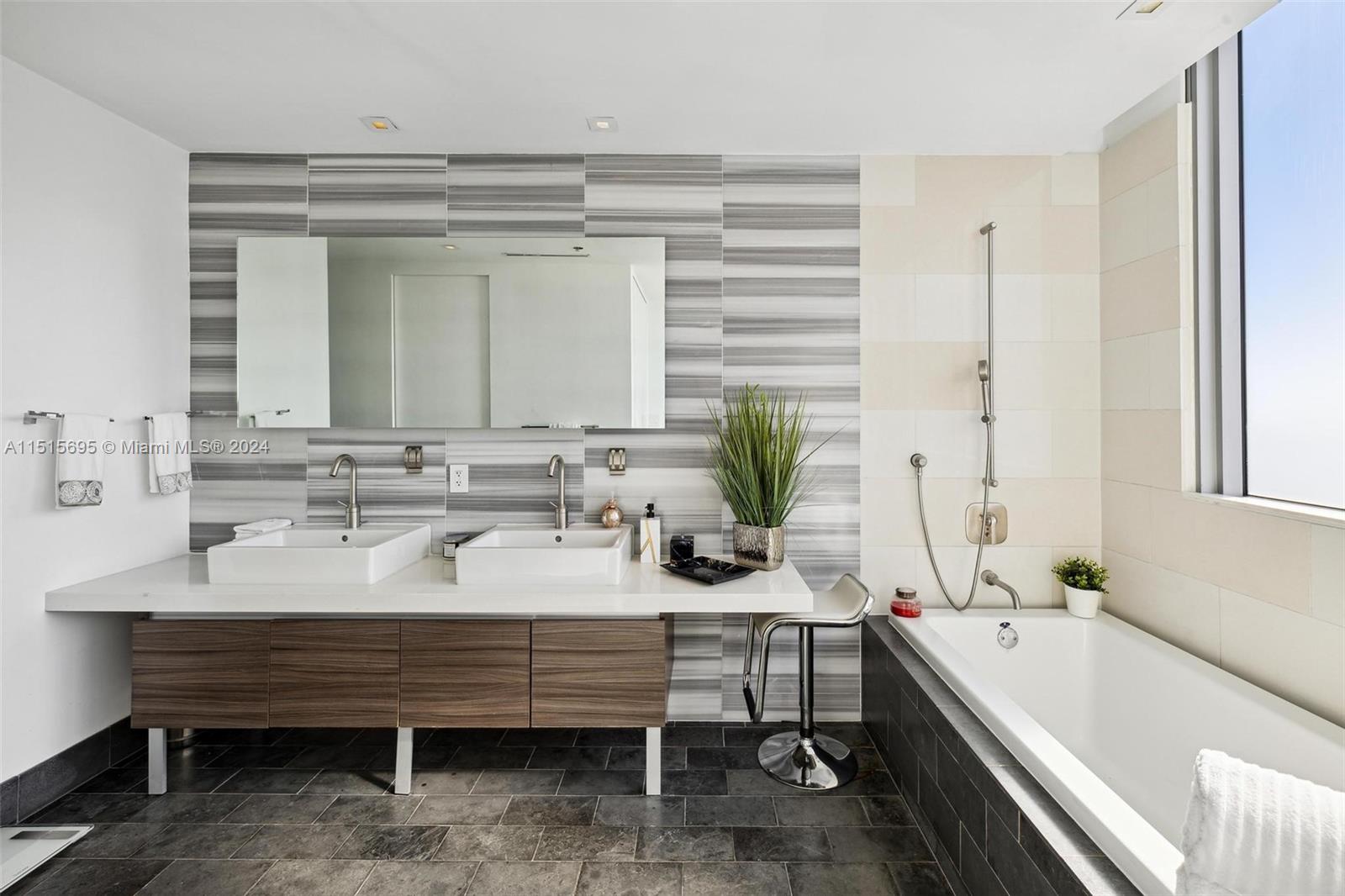 1100 Biscayne Blvd, Miami, FL, 33132 United States, 3 Bedrooms Bedrooms, ,4 BathroomsBathrooms,Residential,For Sale,Biscayne Blvd,A11515695