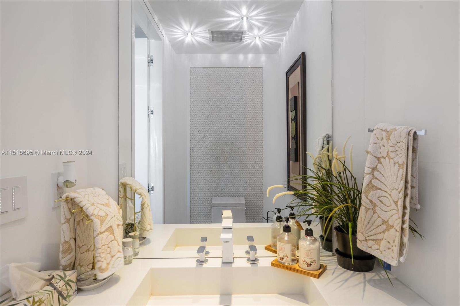 1100 Biscayne Blvd, Miami, FL, 33132 United States, 3 Bedrooms Bedrooms, ,4 BathroomsBathrooms,Residential,For Sale,Biscayne Blvd,A11515695