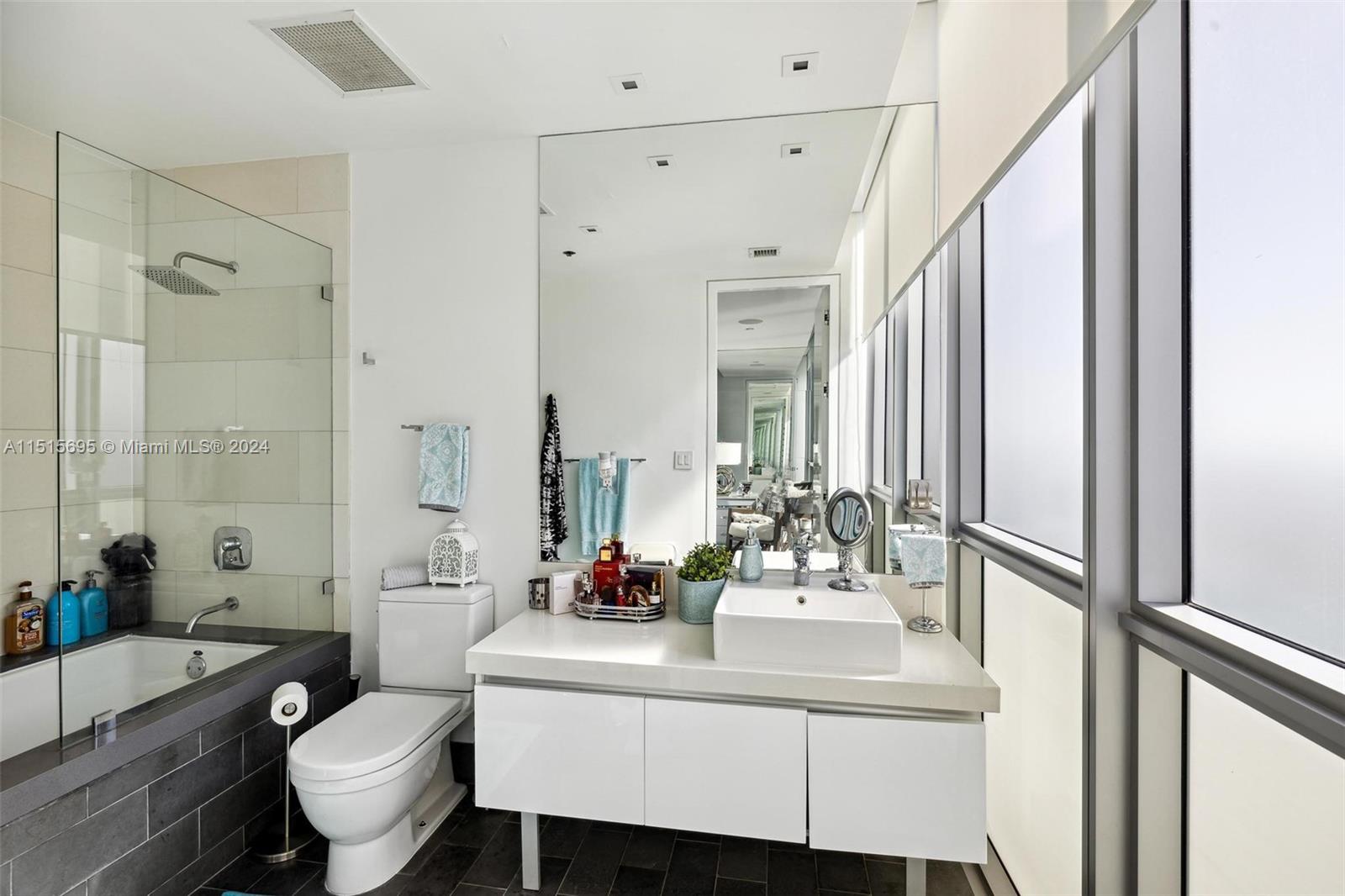 1100 Biscayne Blvd, Miami, FL, 33132 United States, 3 Bedrooms Bedrooms, ,4 BathroomsBathrooms,Residential,For Sale,Biscayne Blvd,A11515695