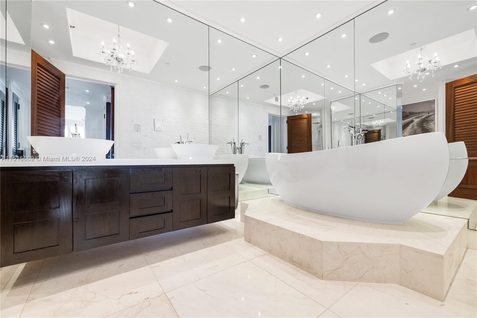 100 Pointe Dr, Miami Beach, FL, 33139 United States, 2 Bedrooms Bedrooms, ,2 BathroomsBathrooms,Residential,For Sale,Pointe Dr,A11516669