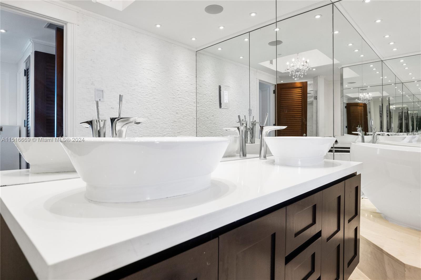 100 Pointe Dr, Miami Beach, FL, 33139 United States, 2 Bedrooms Bedrooms, ,2 BathroomsBathrooms,Residential,For Sale,Pointe Dr,A11516669