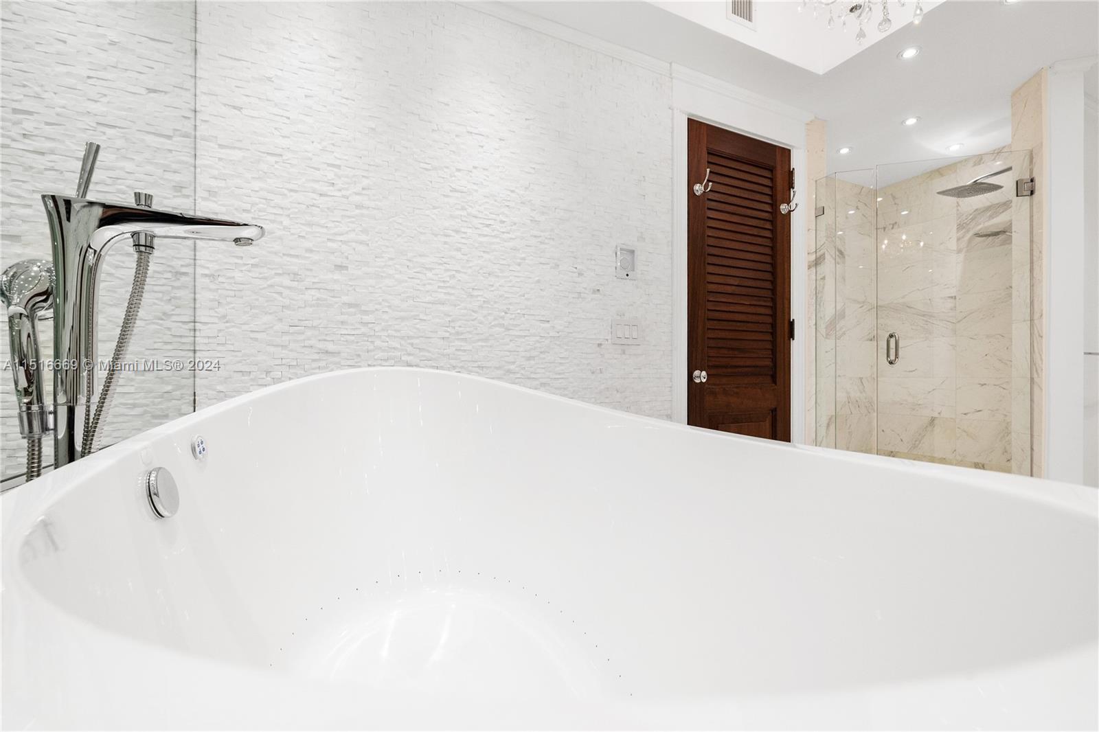 100 Pointe Dr, Miami Beach, FL, 33139 United States, 2 Bedrooms Bedrooms, ,2 BathroomsBathrooms,Residential,For Sale,Pointe Dr,A11516669