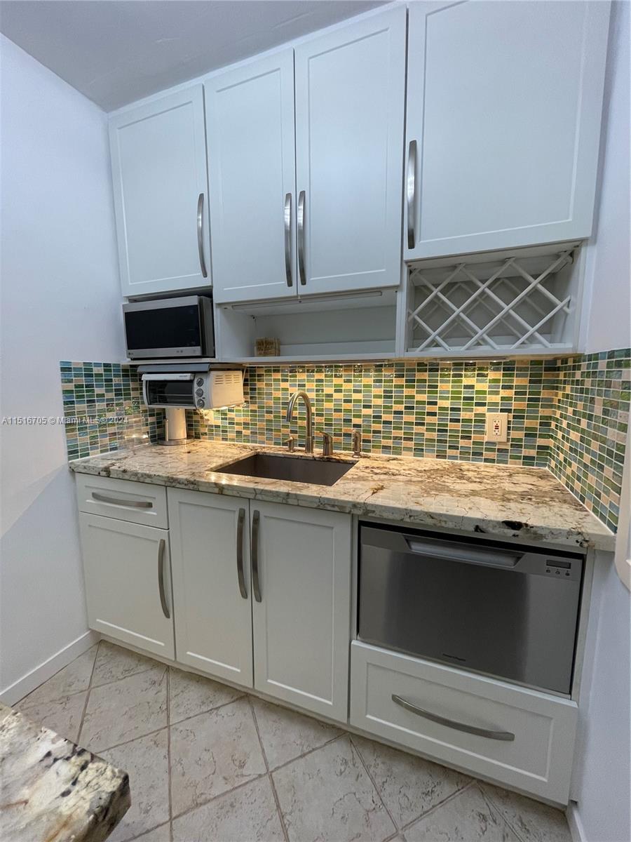4740 Pine Tree Dr 25, Miami Beach, Florida 33140, 1 Bedroom Bedrooms, ,1 BathroomBathrooms,Residentiallease,For Rent,4740 Pine Tree Dr 25,A11516705