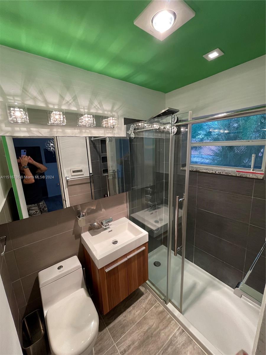 4740 Pine Tree Dr 25, Miami Beach, Florida 33140, 1 Bedroom Bedrooms, ,1 BathroomBathrooms,Residentiallease,For Rent,4740 Pine Tree Dr 25,A11516705