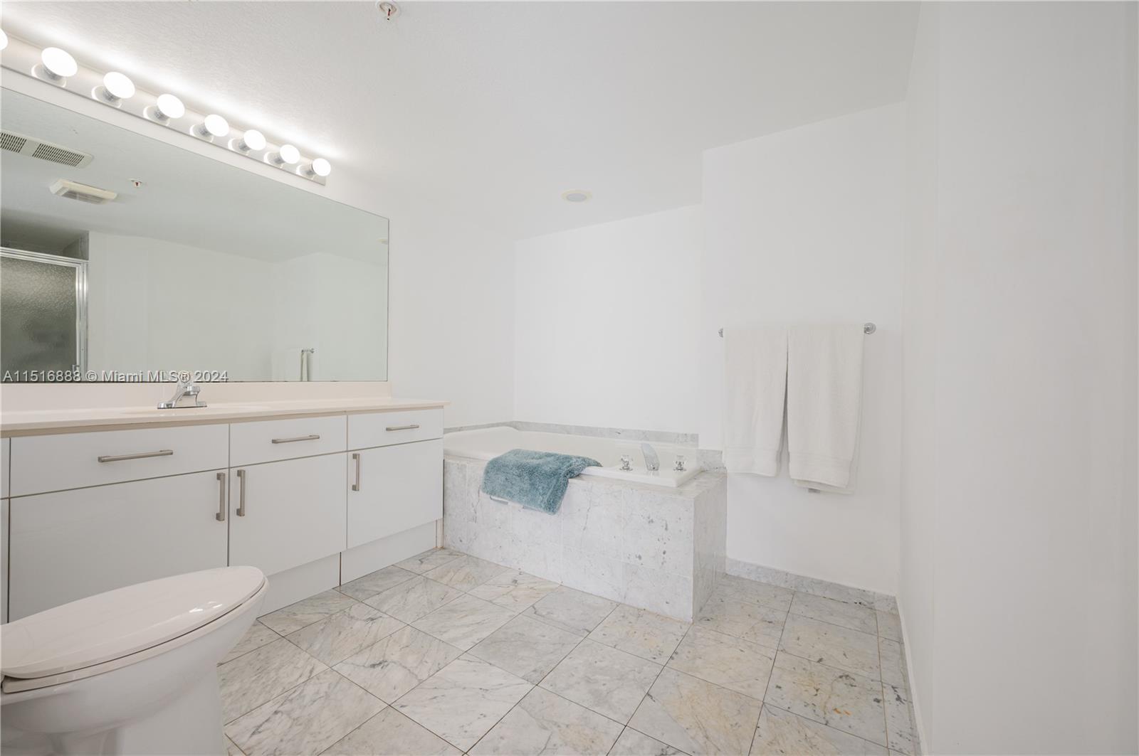 17275 Collins Ave, Sunny Isles Beach, FL, 33160 United States, 1 Bedroom Bedrooms, ,1 BathroomBathrooms,Residential,For Sale,Collins Ave,A11516888