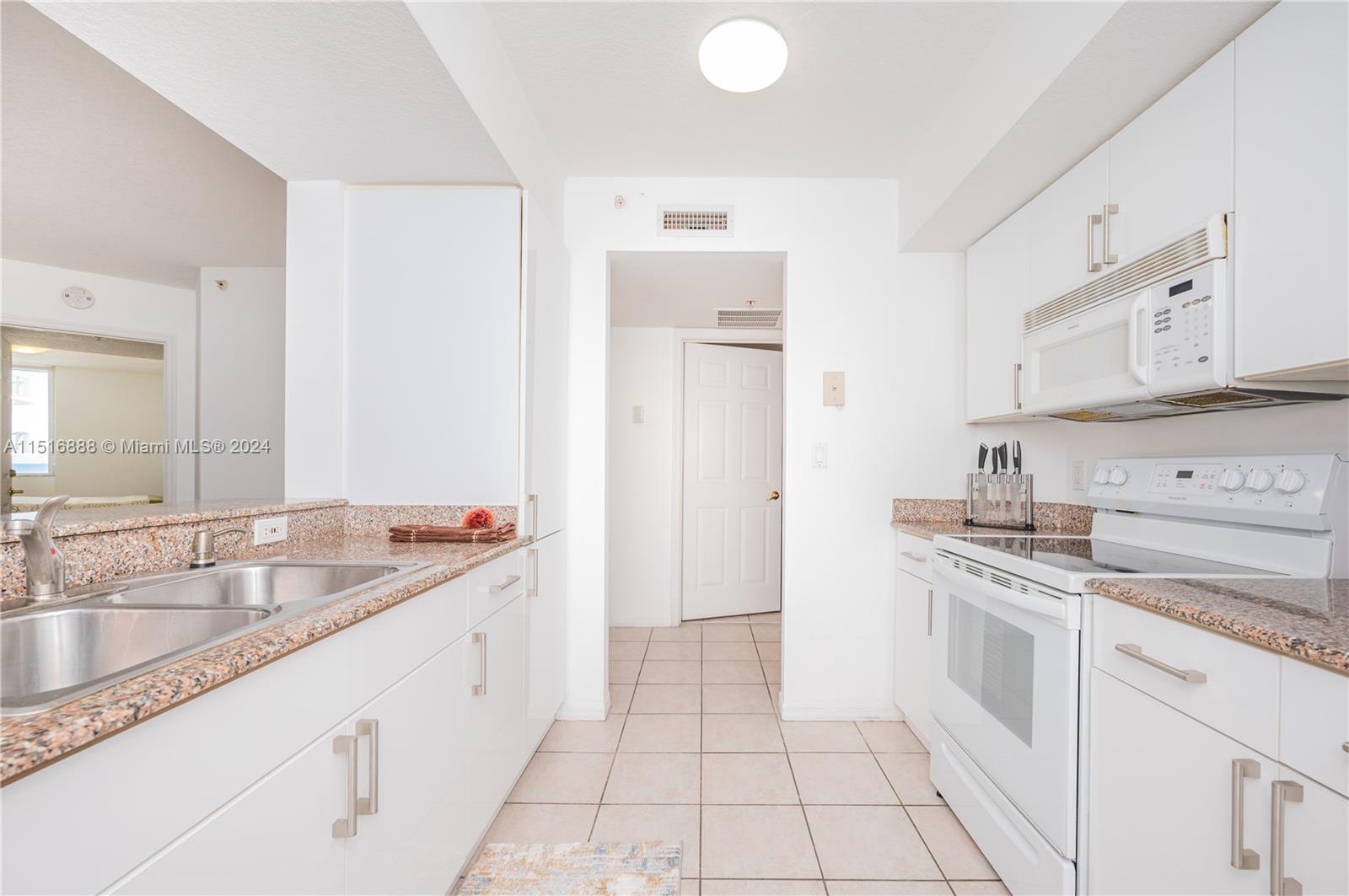 17275 Collins Ave, Sunny Isles Beach, FL, 33160 United States, 1 Bedroom Bedrooms, ,1 BathroomBathrooms,Residential,For Sale,Collins Ave,A11516888