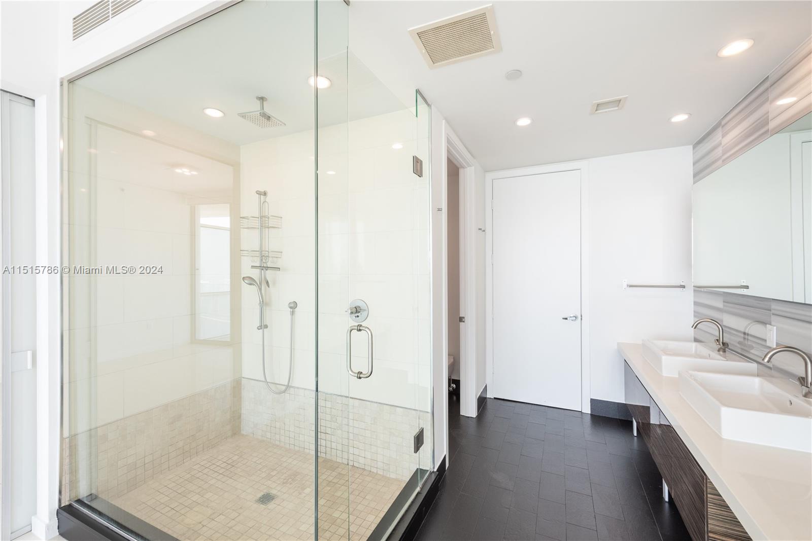 1100 Biscayne Blvd 3604, Miami, Florida 33132, 2 Bedrooms Bedrooms, ,2 BathroomsBathrooms,Residentiallease,For Rent,1100 Biscayne Blvd 3604,A11515786
