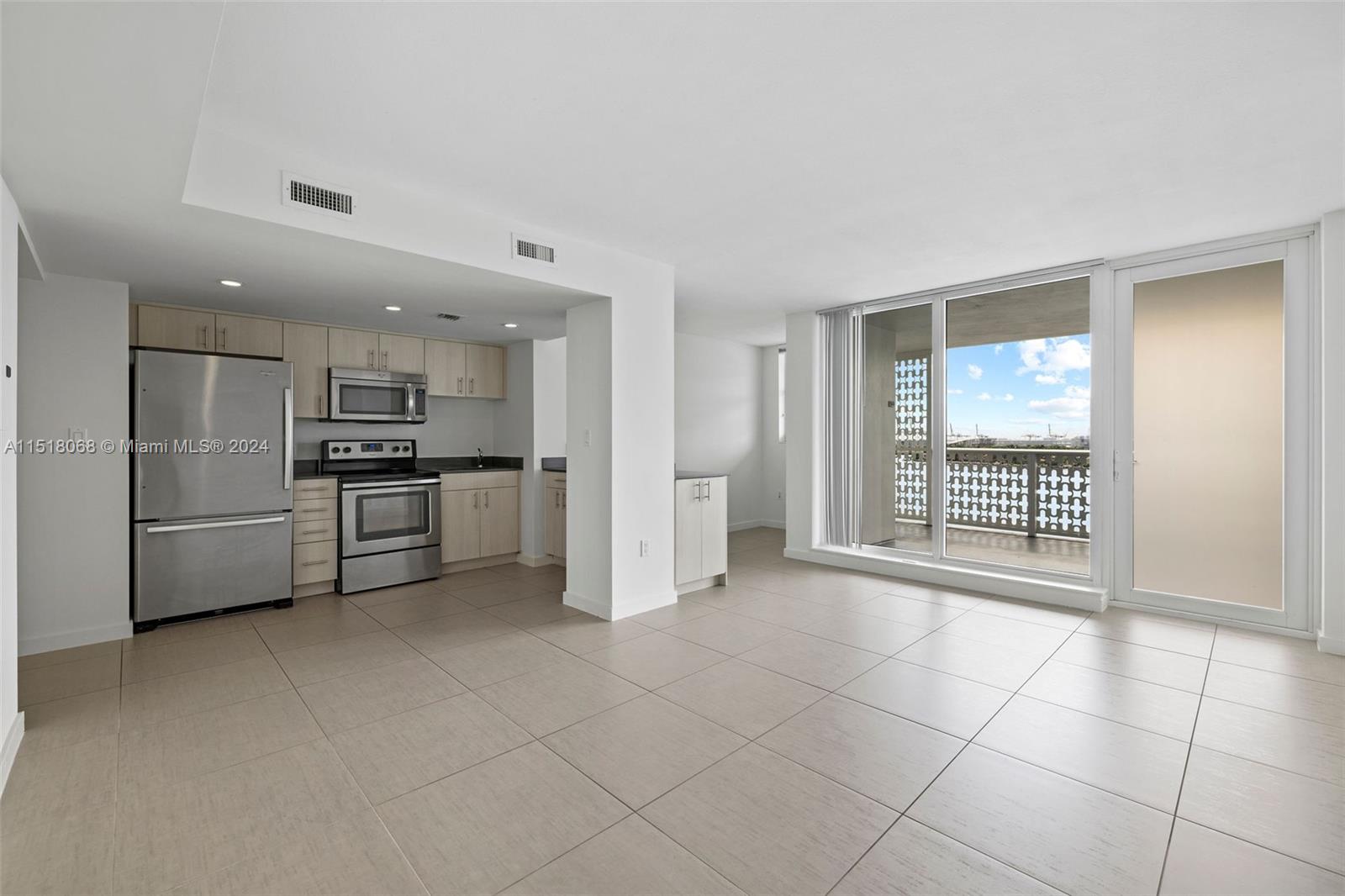910 West Ave 1533, Miami Beach, Florida 33139, 1 Bedroom Bedrooms, ,1 BathroomBathrooms,Residentiallease,For Rent,910 West Ave 1533,A11518068