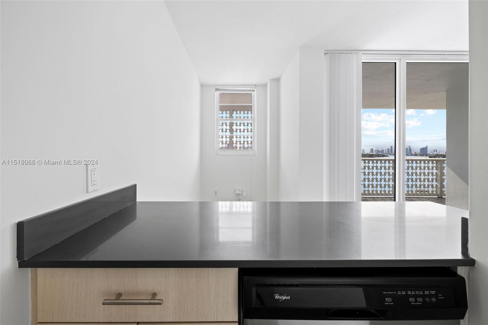 910 West Ave 1533, Miami Beach, Florida 33139, 1 Bedroom Bedrooms, ,1 BathroomBathrooms,Residentiallease,For Rent,910 West Ave 1533,A11518068