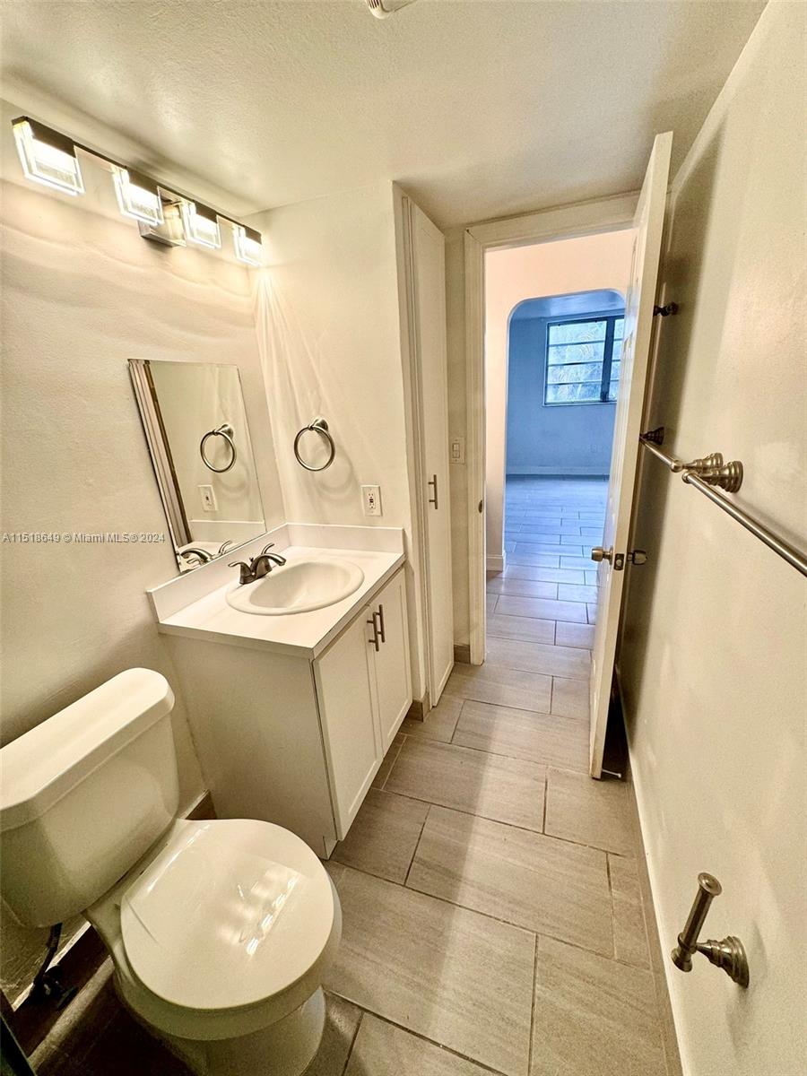 2905 Point East Dr L102, Aventura, FL 33160, 1 Bedroom Bedrooms, ,1 BathroomBathrooms,Residential,For Sale,Point East Dr,A11518649