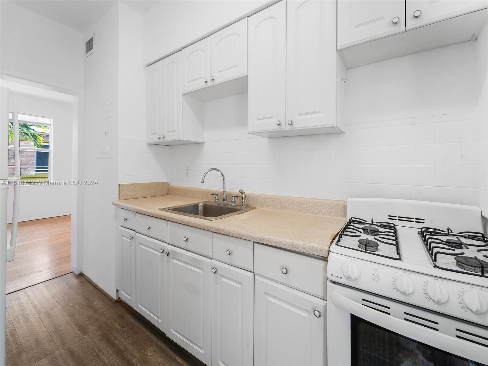 6945 Rue Vendome 3, Miami Beach, Florida 33141, 1 Bedroom Bedrooms, ,1 BathroomBathrooms,Residentiallease,For Rent,6945 Rue Vendome 3,A11518749
