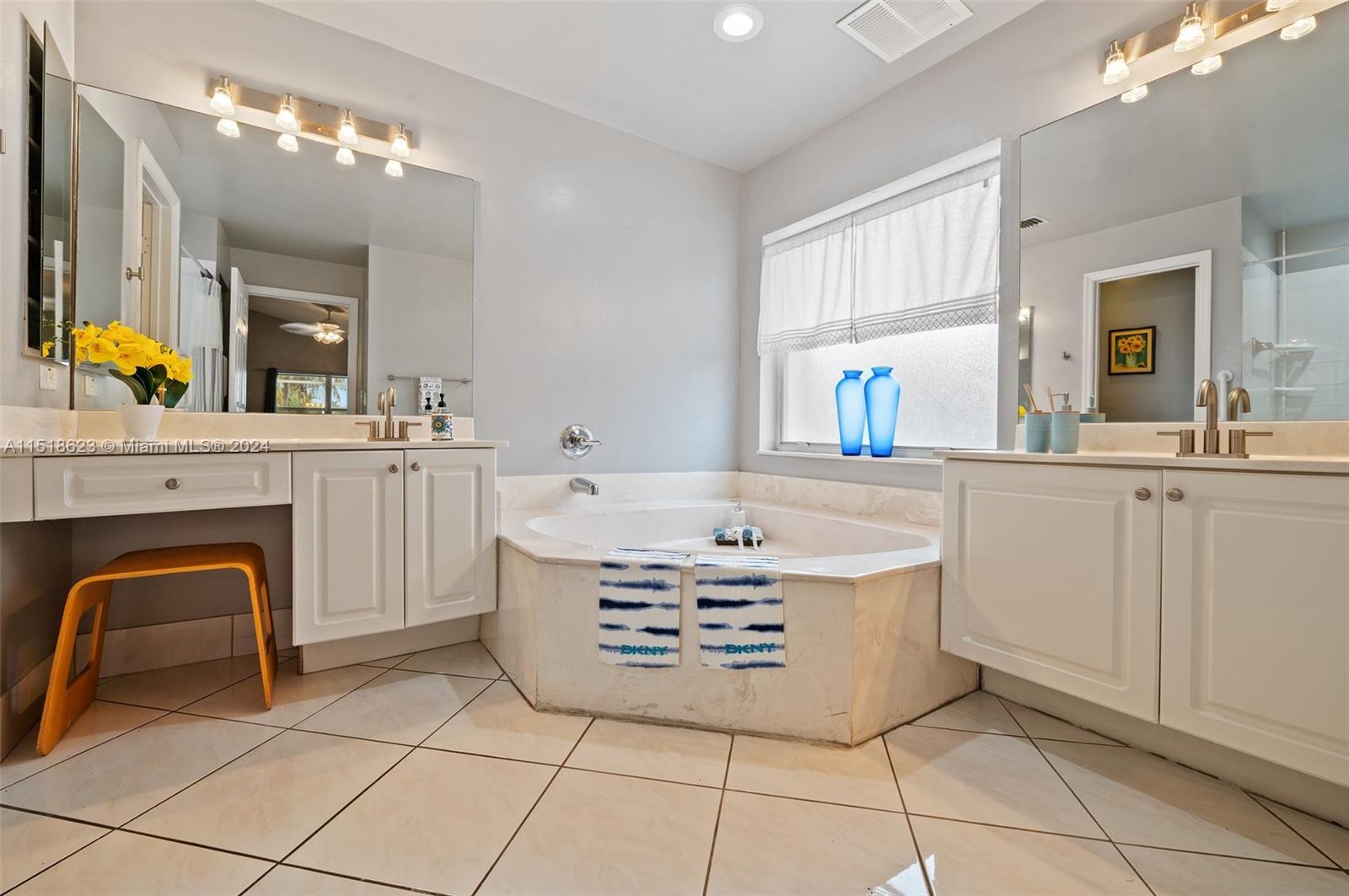 Principal Bathroom w/separate Tub & Shower. Double sinks