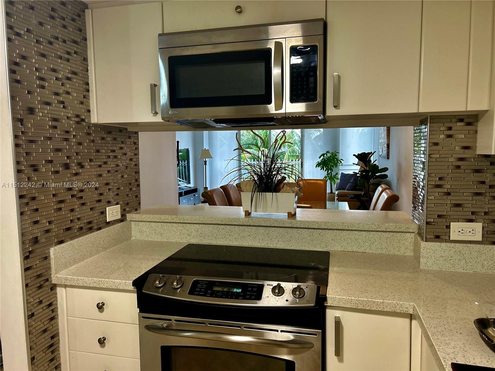 7824 Collins Ave 402, Miami Beach, Florida 33141, 2 Bedrooms Bedrooms, ,2 BathroomsBathrooms,Residentiallease,For Rent,7824 Collins Ave 402,A11512242