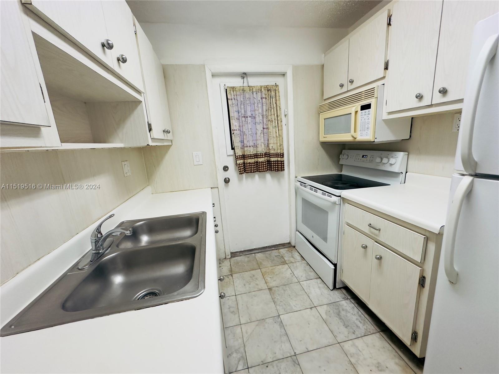 6191 SW 37th St 110, Davie, Florida 33314, 2 Bedrooms Bedrooms, ,1 BathroomBathrooms,Residentiallease,For Rent,6191 SW 37th St 110,A11519516