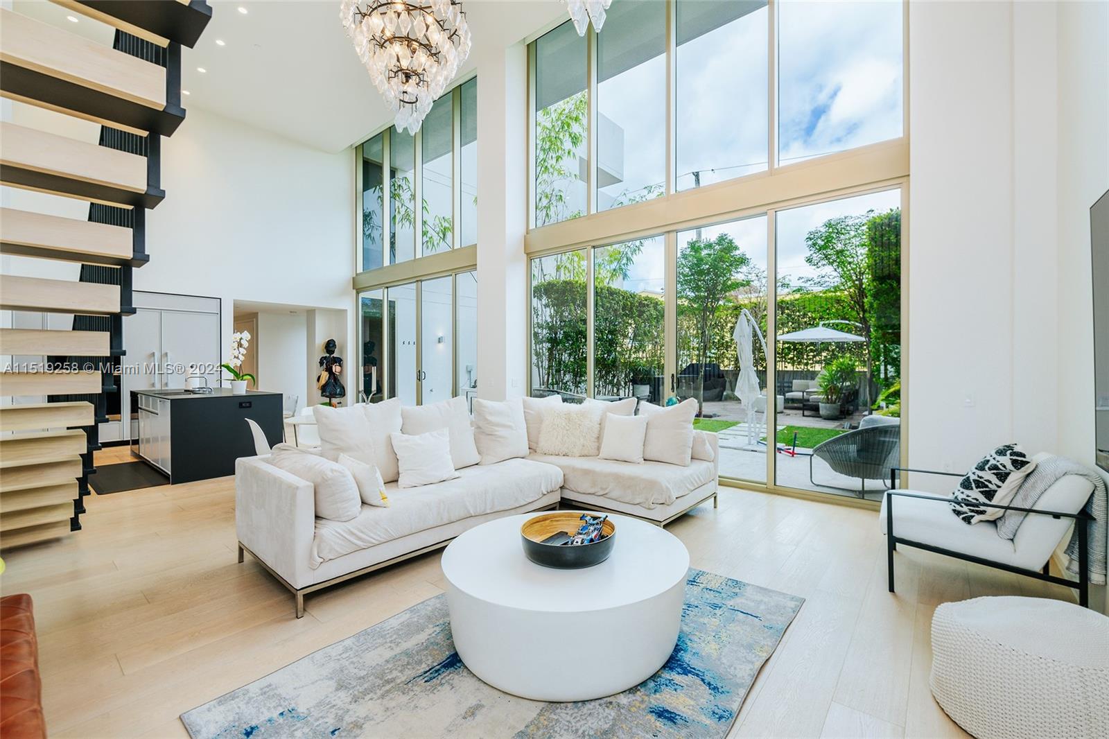 300 Collins Ave 2F, Miami Beach, Florida 33139, 3 Bedrooms Bedrooms, ,3 BathroomsBathrooms,Residentiallease,For Rent,300 Collins Ave 2F,A11519258