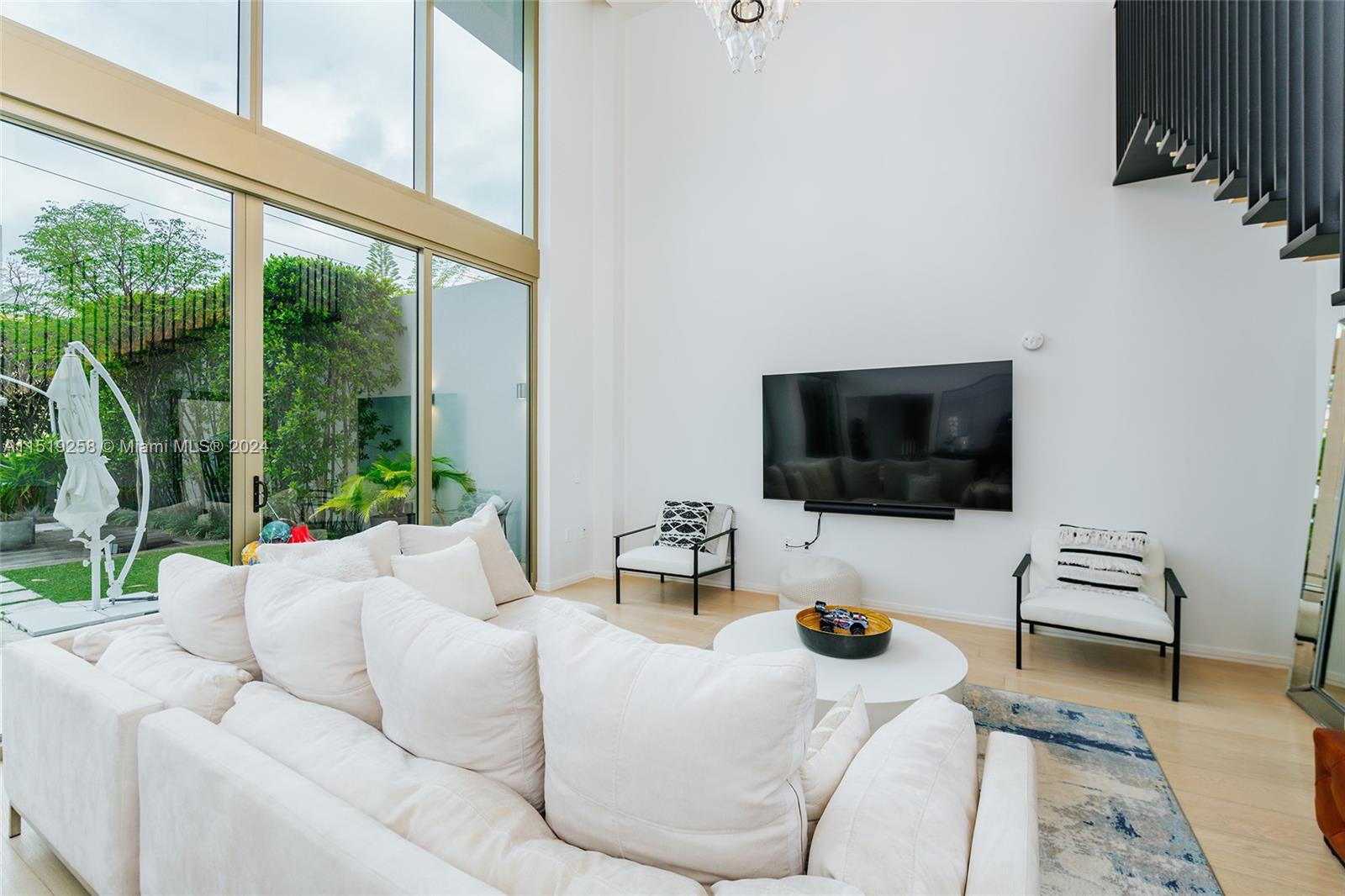 300 Collins Ave 2F, Miami Beach, Florida 33139, 3 Bedrooms Bedrooms, ,3 BathroomsBathrooms,Residentiallease,For Rent,300 Collins Ave 2F,A11519258