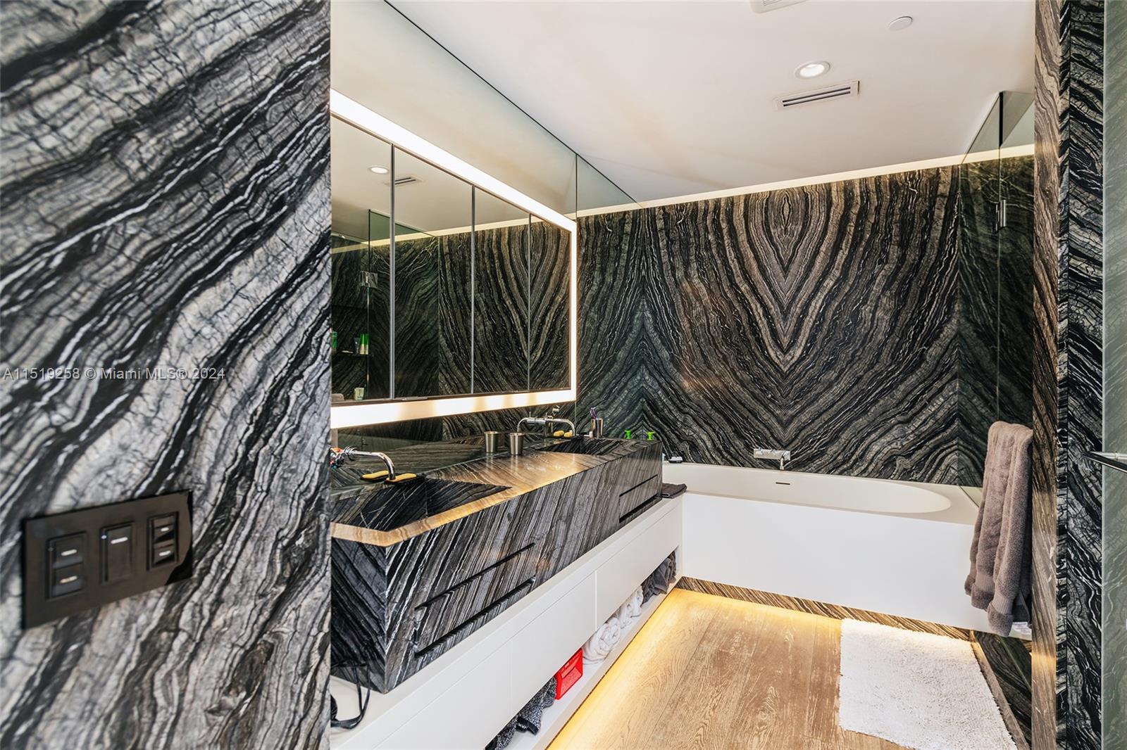 300 Collins Ave 2F, Miami Beach, Florida 33139, 3 Bedrooms Bedrooms, ,3 BathroomsBathrooms,Residentiallease,For Rent,300 Collins Ave 2F,A11519258