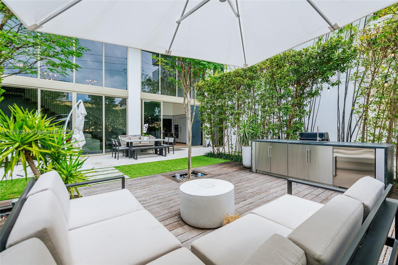 300 Collins Ave 2F, Miami Beach, Florida 33139, 3 Bedrooms Bedrooms, ,3 BathroomsBathrooms,Residentiallease,For Rent,300 Collins Ave 2F,A11519258