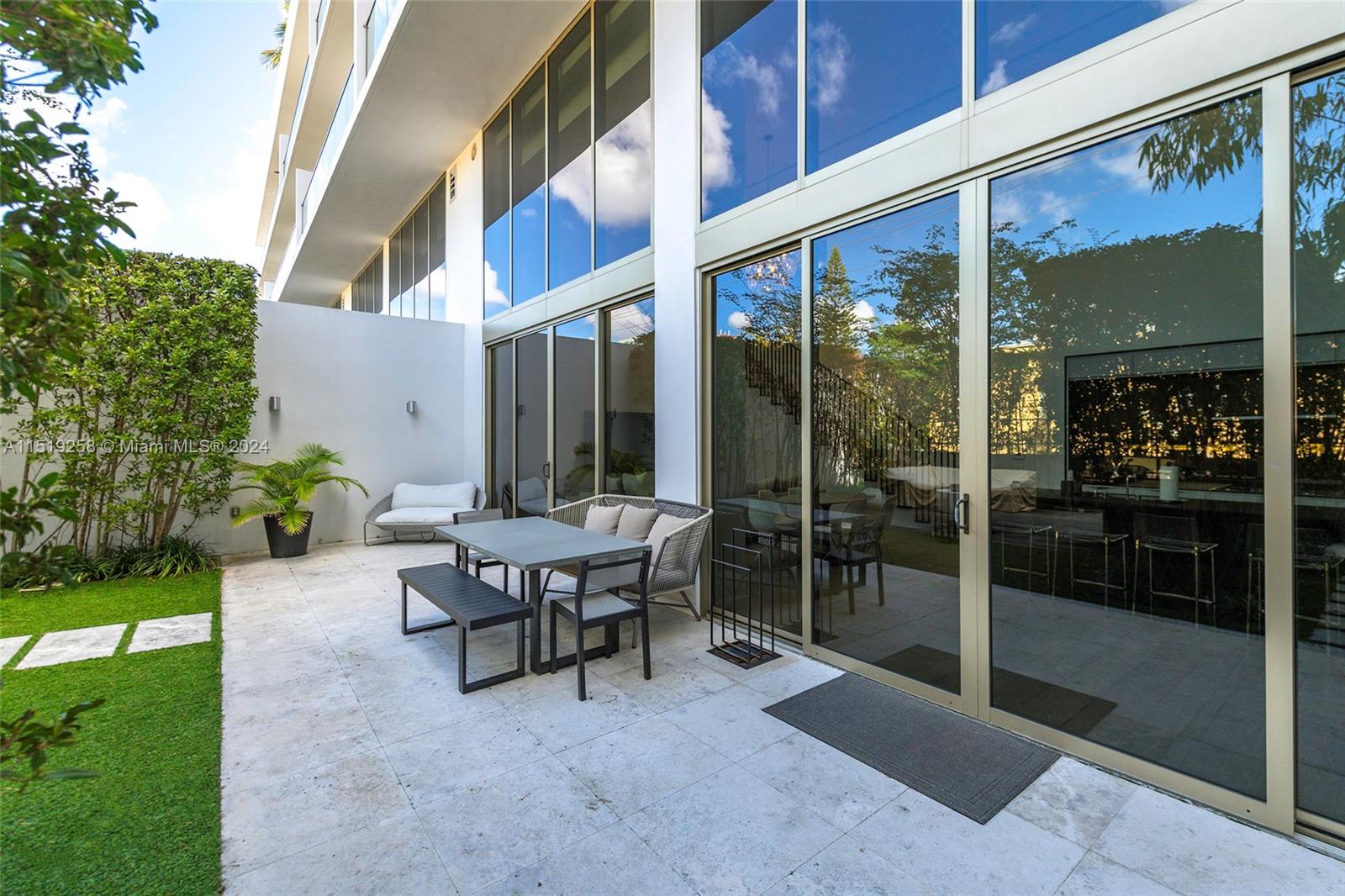 300 Collins Ave 2F, Miami Beach, Florida 33139, 3 Bedrooms Bedrooms, ,3 BathroomsBathrooms,Residentiallease,For Rent,300 Collins Ave 2F,A11519258