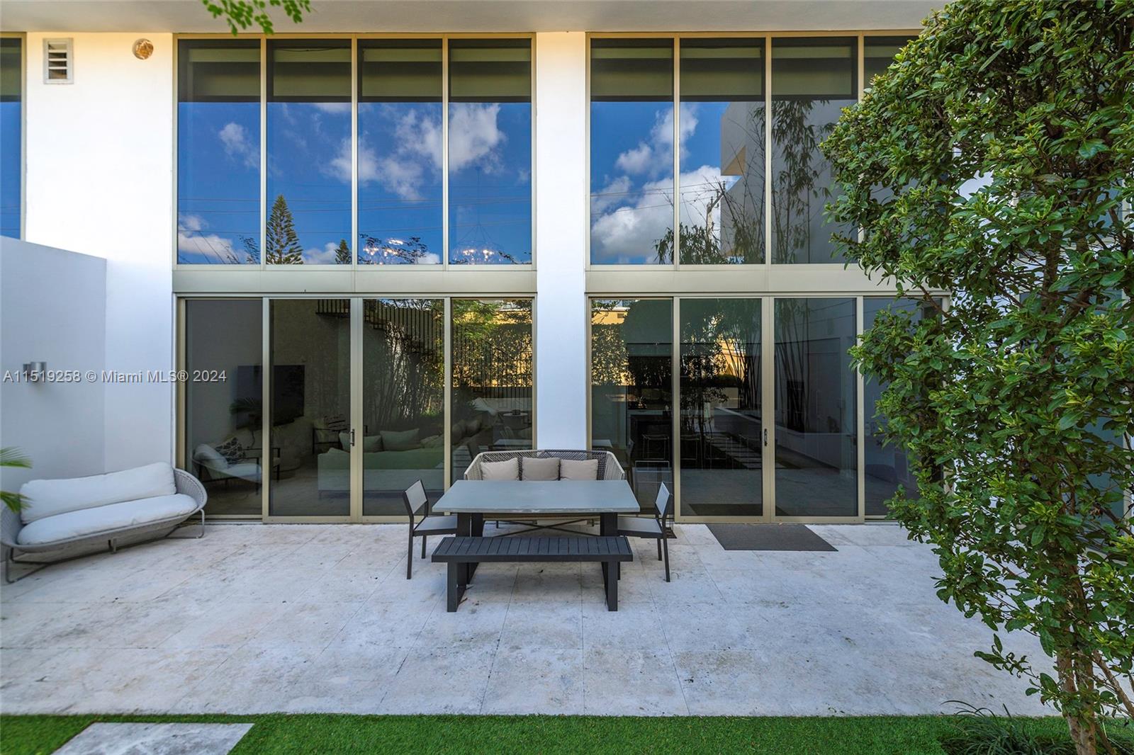 300 Collins Ave 2F, Miami Beach, Florida 33139, 3 Bedrooms Bedrooms, ,3 BathroomsBathrooms,Residentiallease,For Rent,300 Collins Ave 2F,A11519258