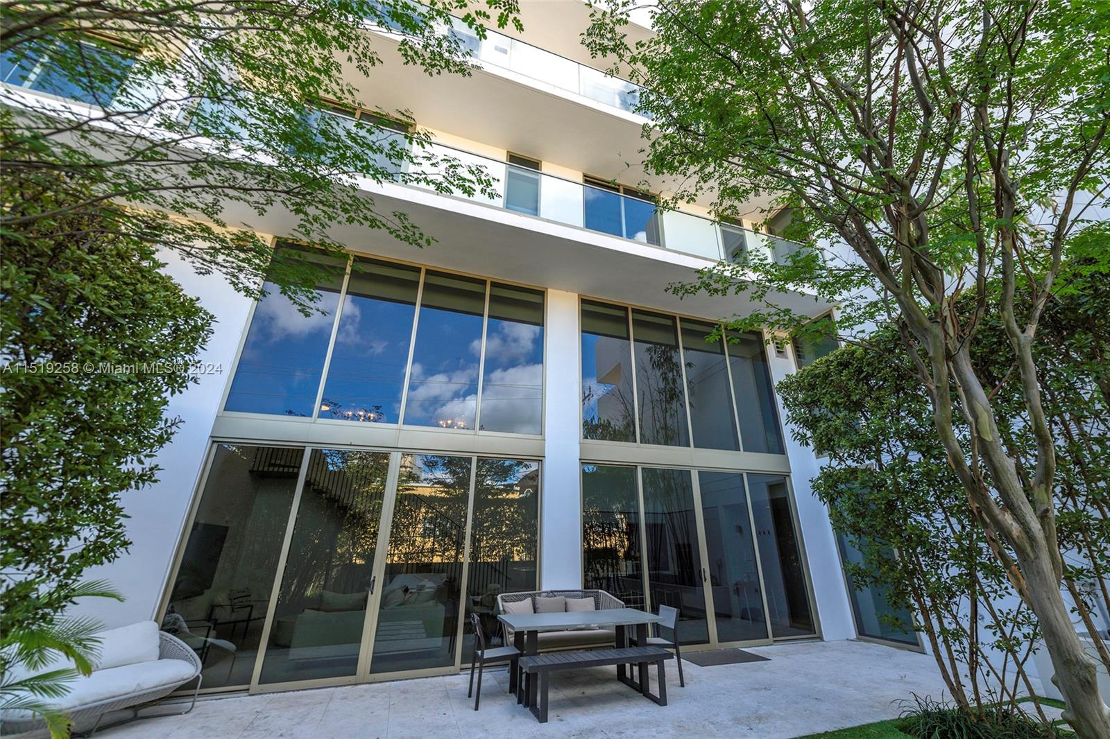 300 Collins Ave 2F, Miami Beach, Florida 33139, 3 Bedrooms Bedrooms, ,3 BathroomsBathrooms,Residentiallease,For Rent,300 Collins Ave 2F,A11519258