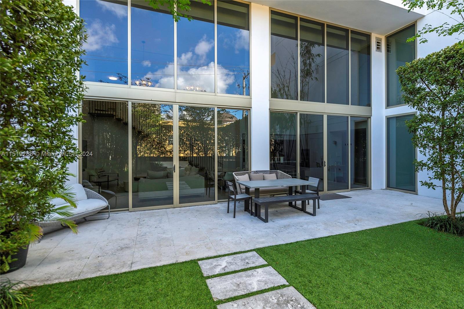 300 Collins Ave 2F, Miami Beach, Florida 33139, 3 Bedrooms Bedrooms, ,3 BathroomsBathrooms,Residentiallease,For Rent,300 Collins Ave 2F,A11519258