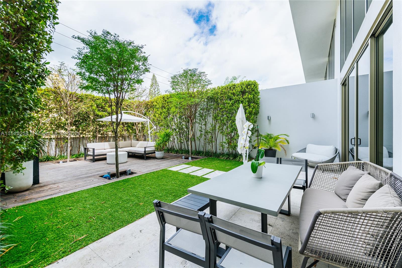 300 Collins Ave 2F, Miami Beach, Florida 33139, 3 Bedrooms Bedrooms, ,3 BathroomsBathrooms,Residentiallease,For Rent,300 Collins Ave 2F,A11519258