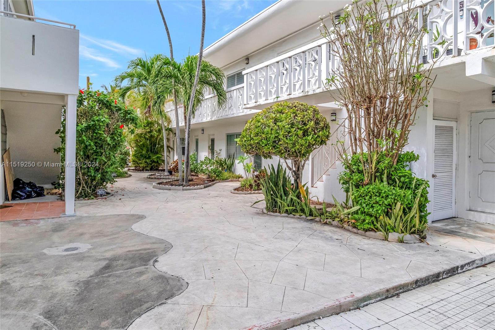 2858 Pine Tree Dr 7, Miami Beach, Florida 33140, 1 Bedroom Bedrooms, ,1 BathroomBathrooms,Residential,For Sale,2858 Pine Tree Dr 7,A11519250