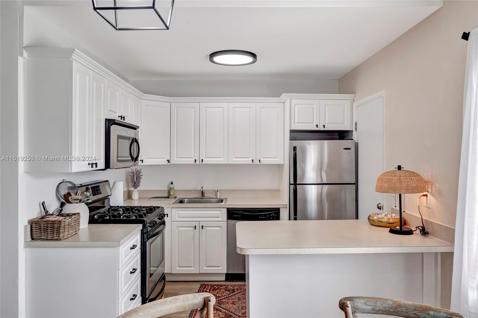 2858 Pine Tree Dr 7, Miami Beach, Florida 33140, 1 Bedroom Bedrooms, ,1 BathroomBathrooms,Residential,For Sale,2858 Pine Tree Dr 7,A11519250