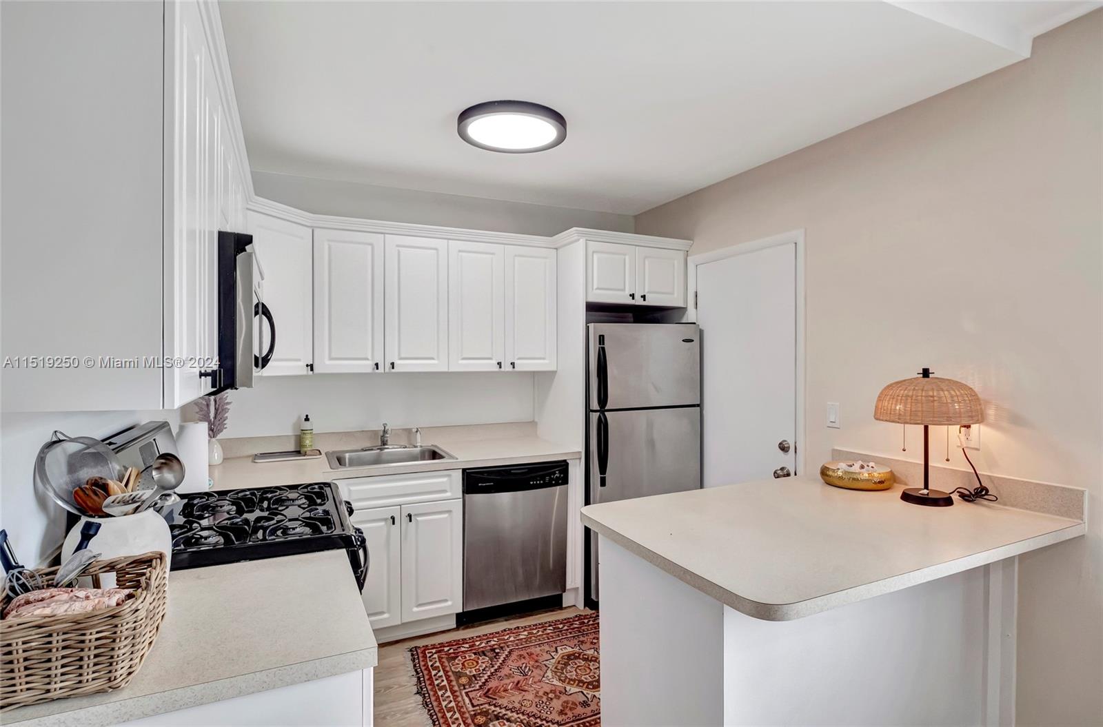 2858 Pine Tree Dr 7, Miami Beach, Florida 33140, 1 Bedroom Bedrooms, ,1 BathroomBathrooms,Residential,For Sale,2858 Pine Tree Dr 7,A11519250