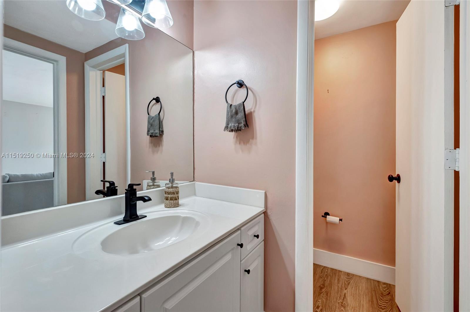 2858 Pine Tree Dr 7, Miami Beach, Florida 33140, 1 Bedroom Bedrooms, ,1 BathroomBathrooms,Residential,For Sale,2858 Pine Tree Dr 7,A11519250