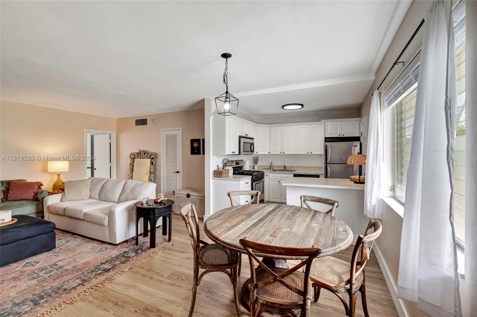 2858 Pine Tree Dr 7, Miami Beach, Florida 33140, 1 Bedroom Bedrooms, ,1 BathroomBathrooms,Residential,For Sale,2858 Pine Tree Dr 7,A11519250