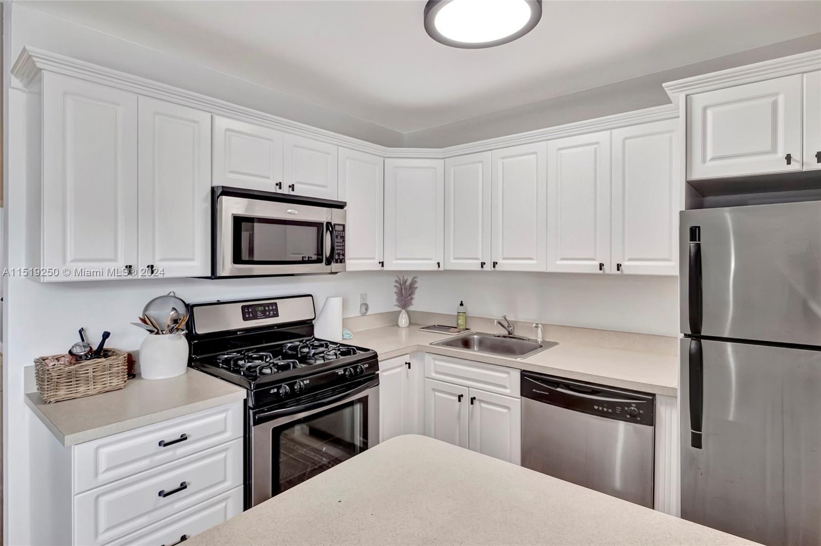 2858 Pine Tree Dr 7, Miami Beach, Florida 33140, 1 Bedroom Bedrooms, ,1 BathroomBathrooms,Residential,For Sale,2858 Pine Tree Dr 7,A11519250