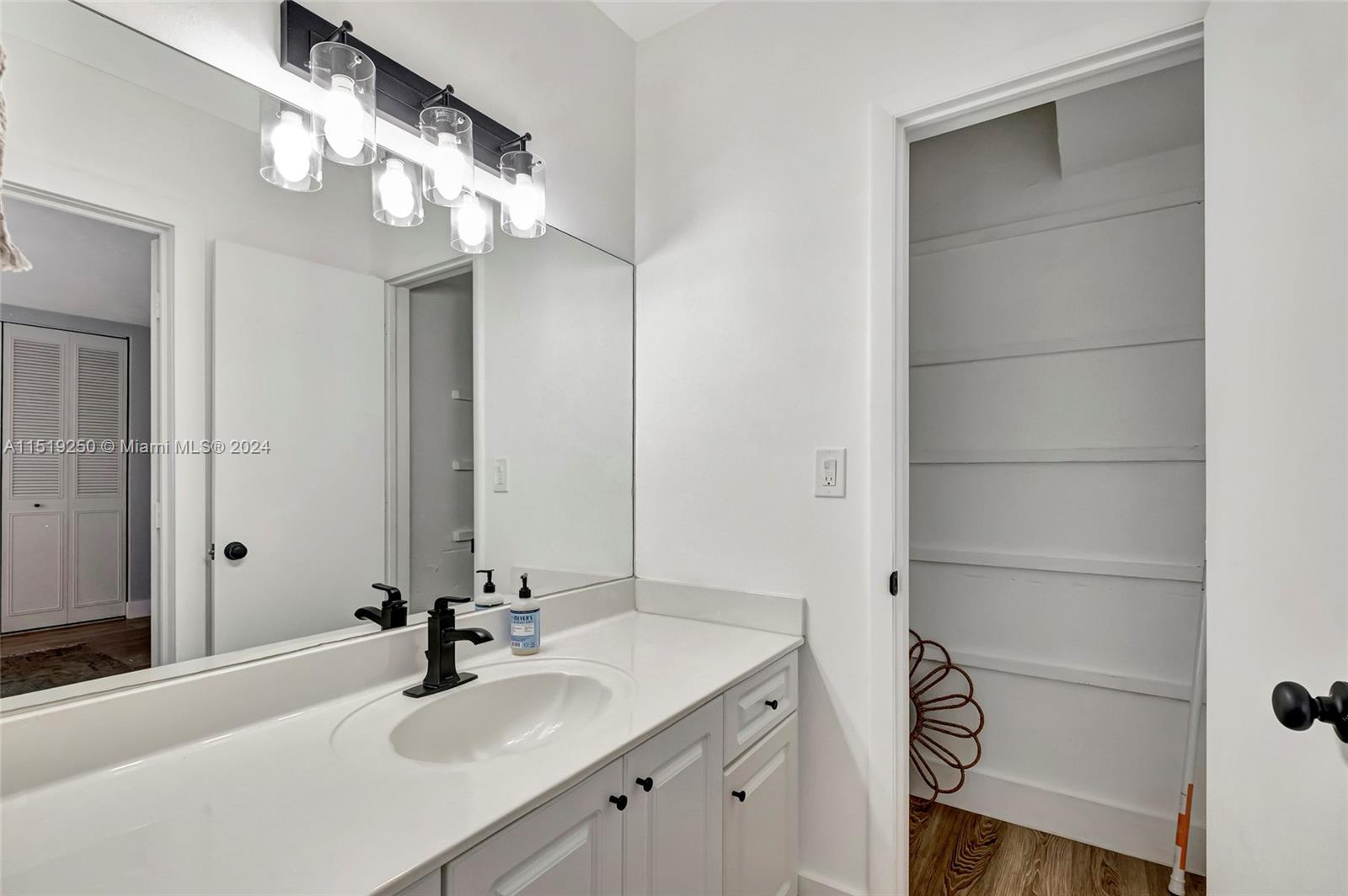 2858 Pine Tree Dr 7, Miami Beach, Florida 33140, 1 Bedroom Bedrooms, ,1 BathroomBathrooms,Residential,For Sale,2858 Pine Tree Dr 7,A11519250