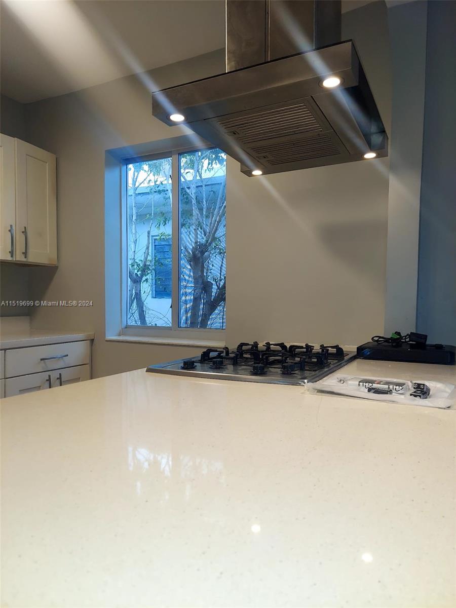 7430 Carlyle Ave 4, Miami Beach, Florida 33141, 2 Bedrooms Bedrooms, ,1 BathroomBathrooms,Residentiallease,For Rent,7430 Carlyle Ave 4,A11519699