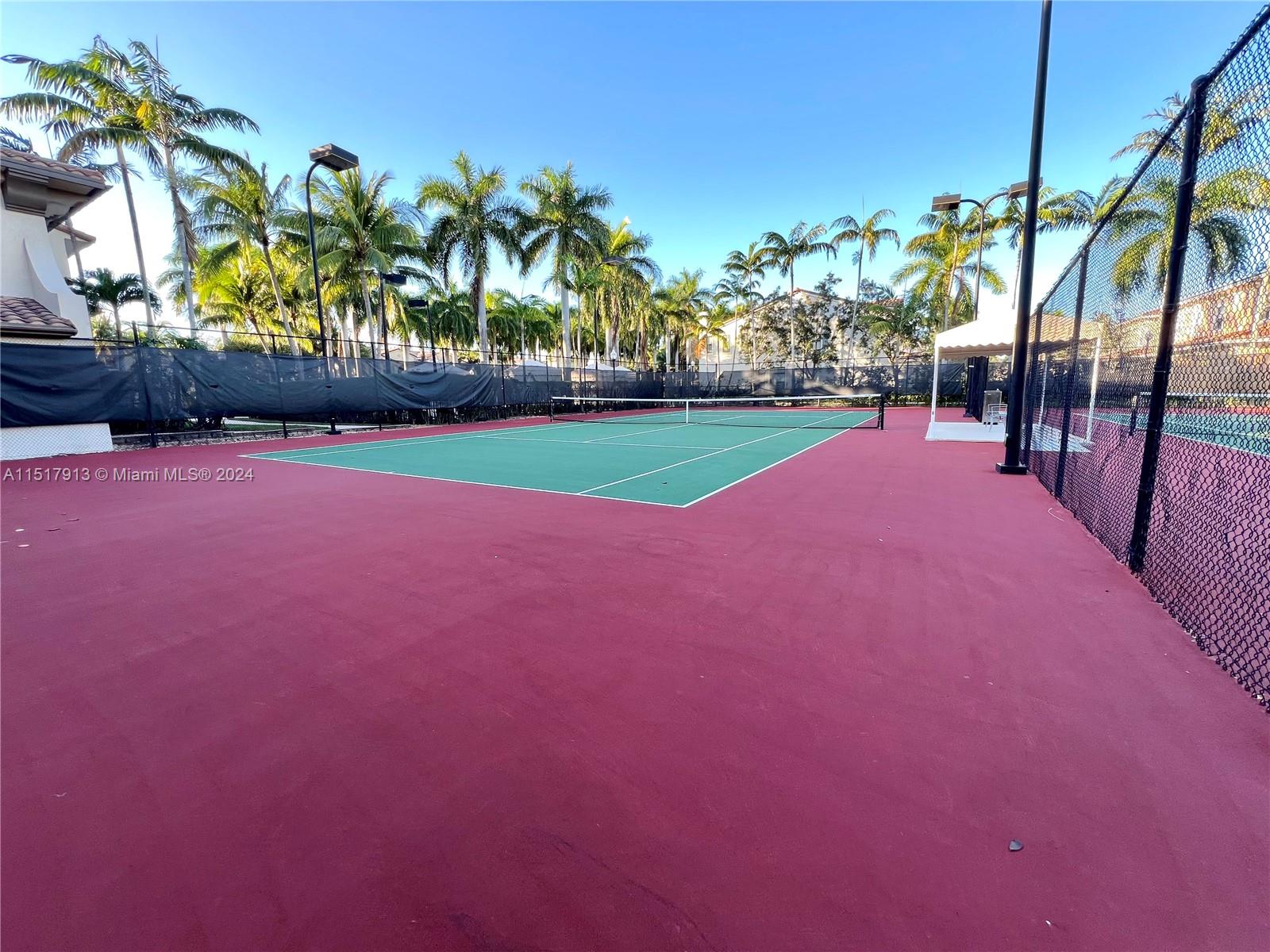 TENNIS/PICKLEBALL COURTS