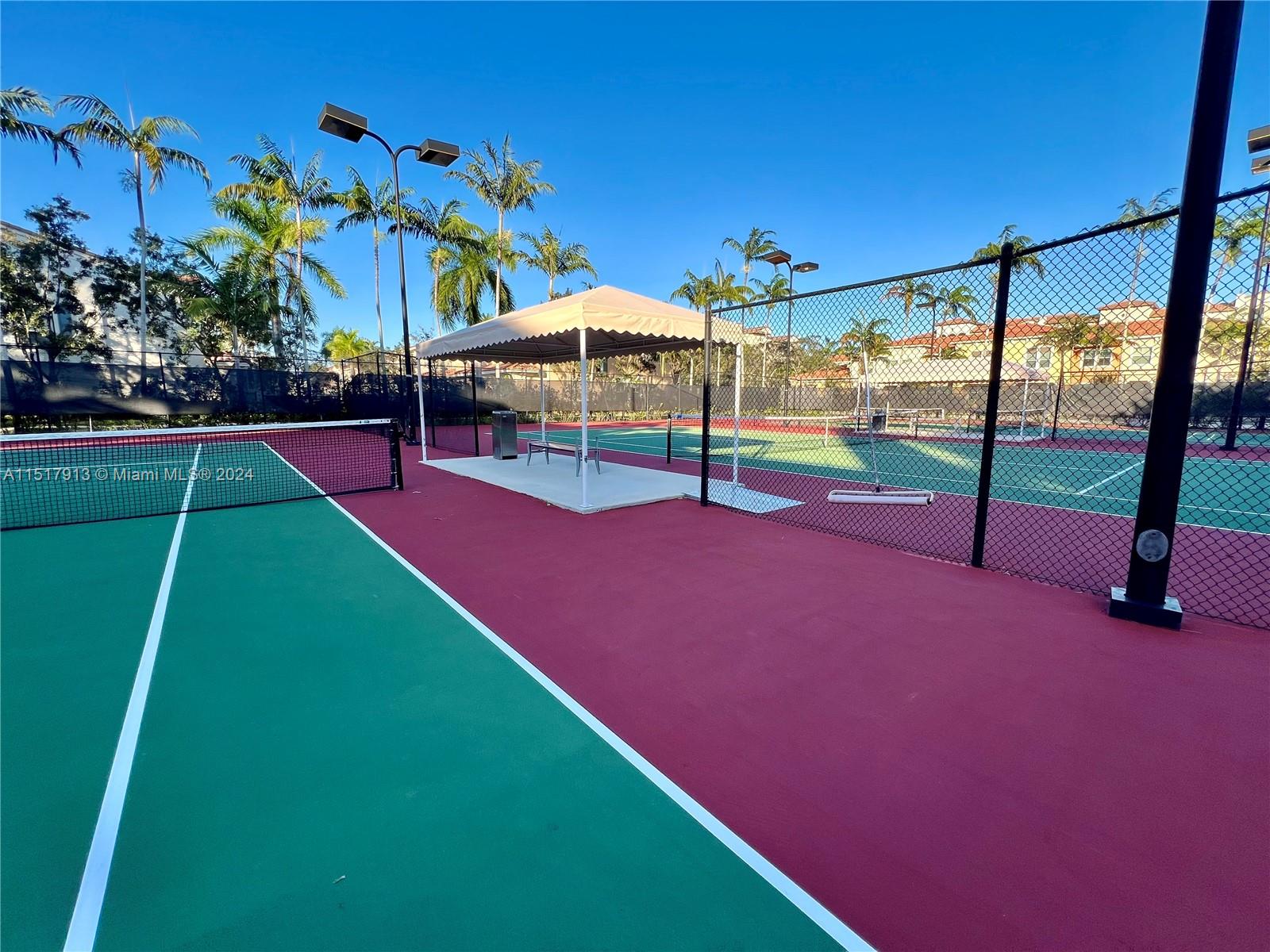 TENNIS/PICKLEBALL COURTS