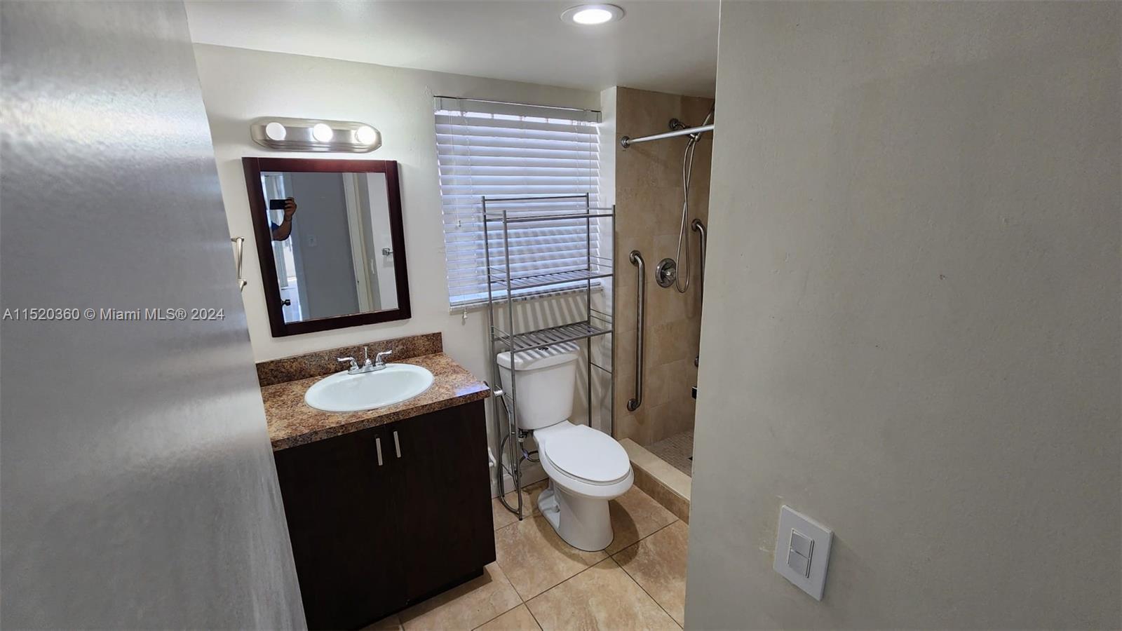 160 Royal Palm Rd, Hialeah Gardens, FL, 33016 United States, 1 Bedroom Bedrooms, ,1 BathroomBathrooms,Residential,For Sale,Royal Palm Rd,A11520360