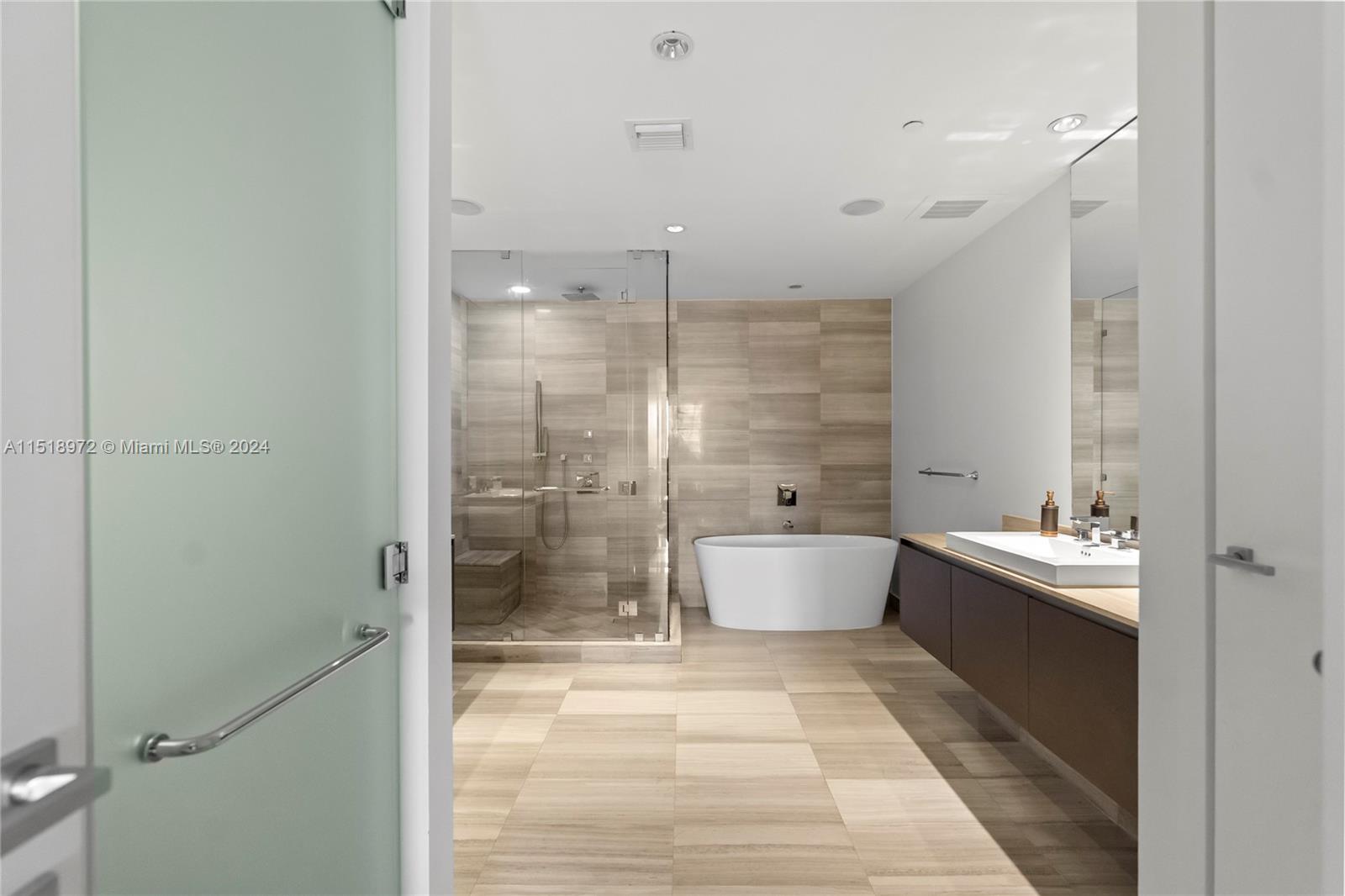 3300 NE 188th St 812, Aventura, Florida 33180, 3 Bedrooms Bedrooms, ,4 BathroomsBathrooms,Residential,For Sale,3300 NE 188th St 812,A11518972