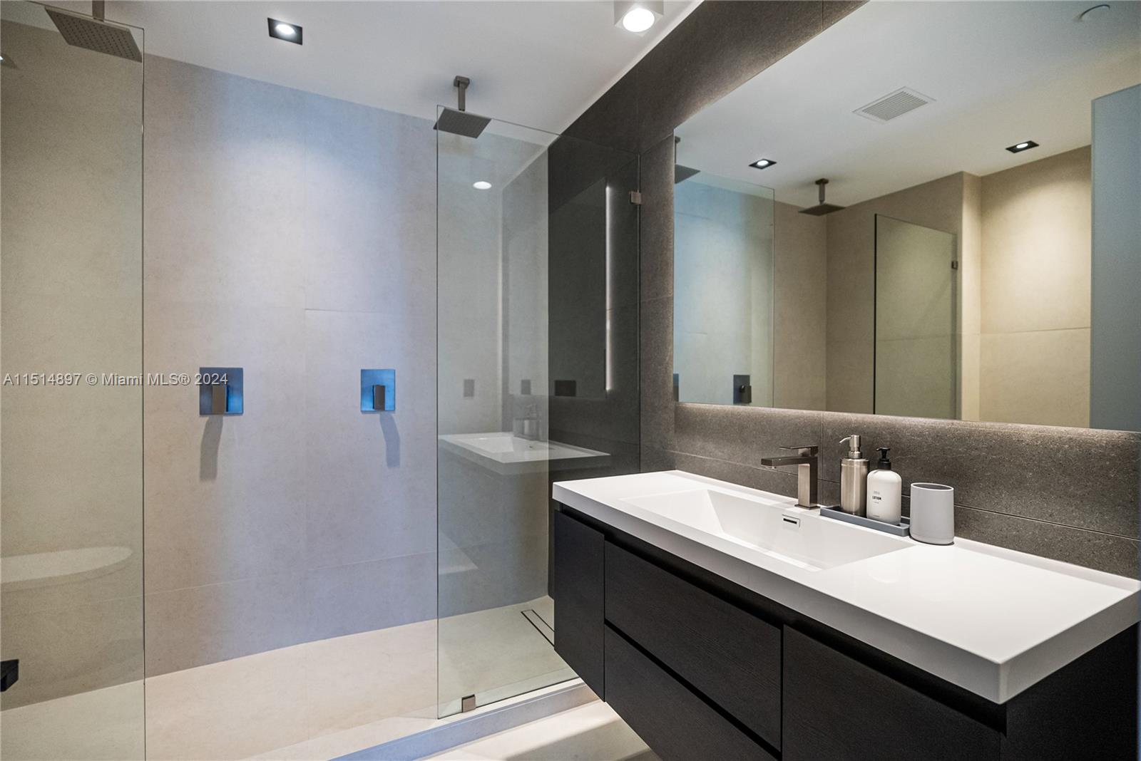 1300 Brickell Bay Dr, Miami, FL, 33131 United States, 5 Bedrooms Bedrooms, ,6 BathroomsBathrooms,Residential,For Sale,Brickell Bay Dr,A11514897