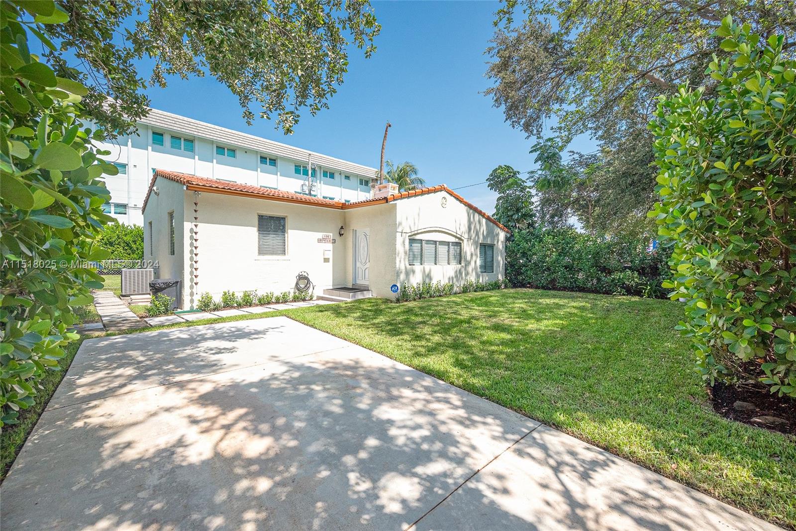 806 Monterey St, Coral Gables, Florida 33134, 3 Bedrooms Bedrooms, ,2 BathroomsBathrooms,Residential,For Sale,806 Monterey St,A11518025