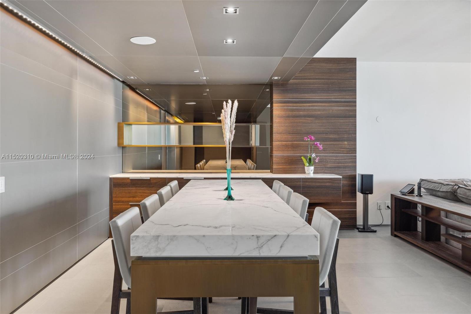 Dining area with bar