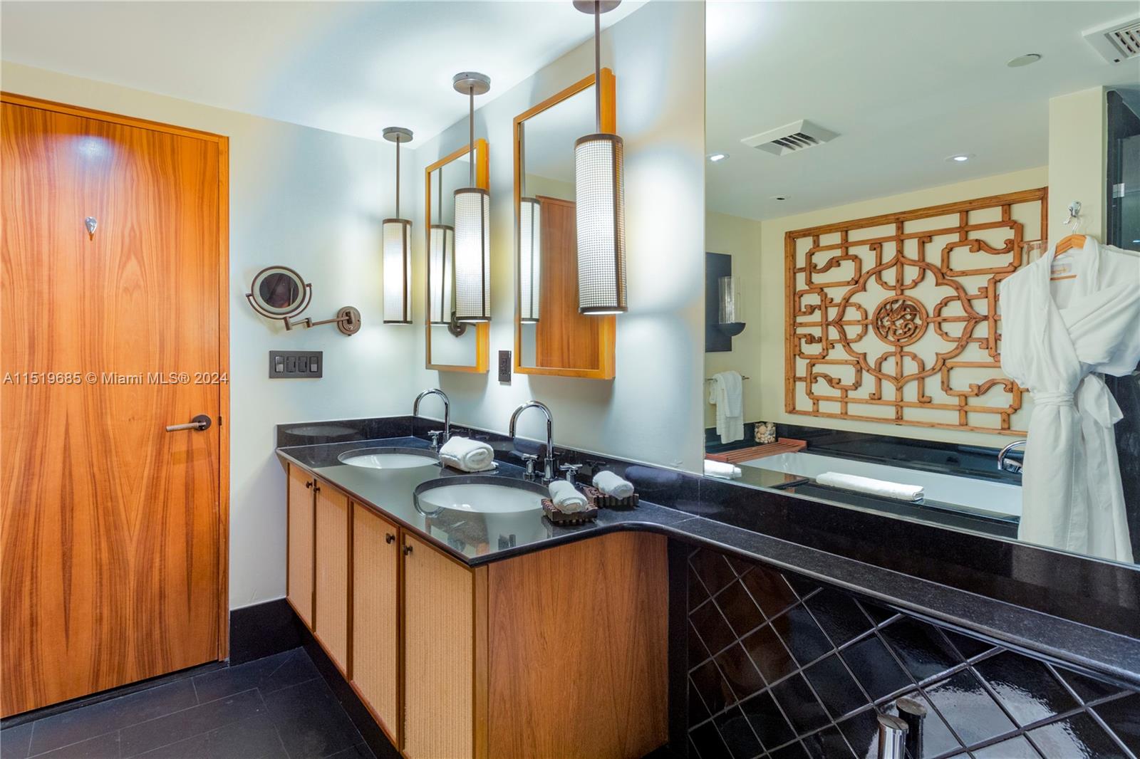 101 20th St 1905, Miami Beach, Florida 33139, 1 Bedroom Bedrooms, ,1 BathroomBathrooms,Residential,For Sale,101 20th St 1905,A11519685