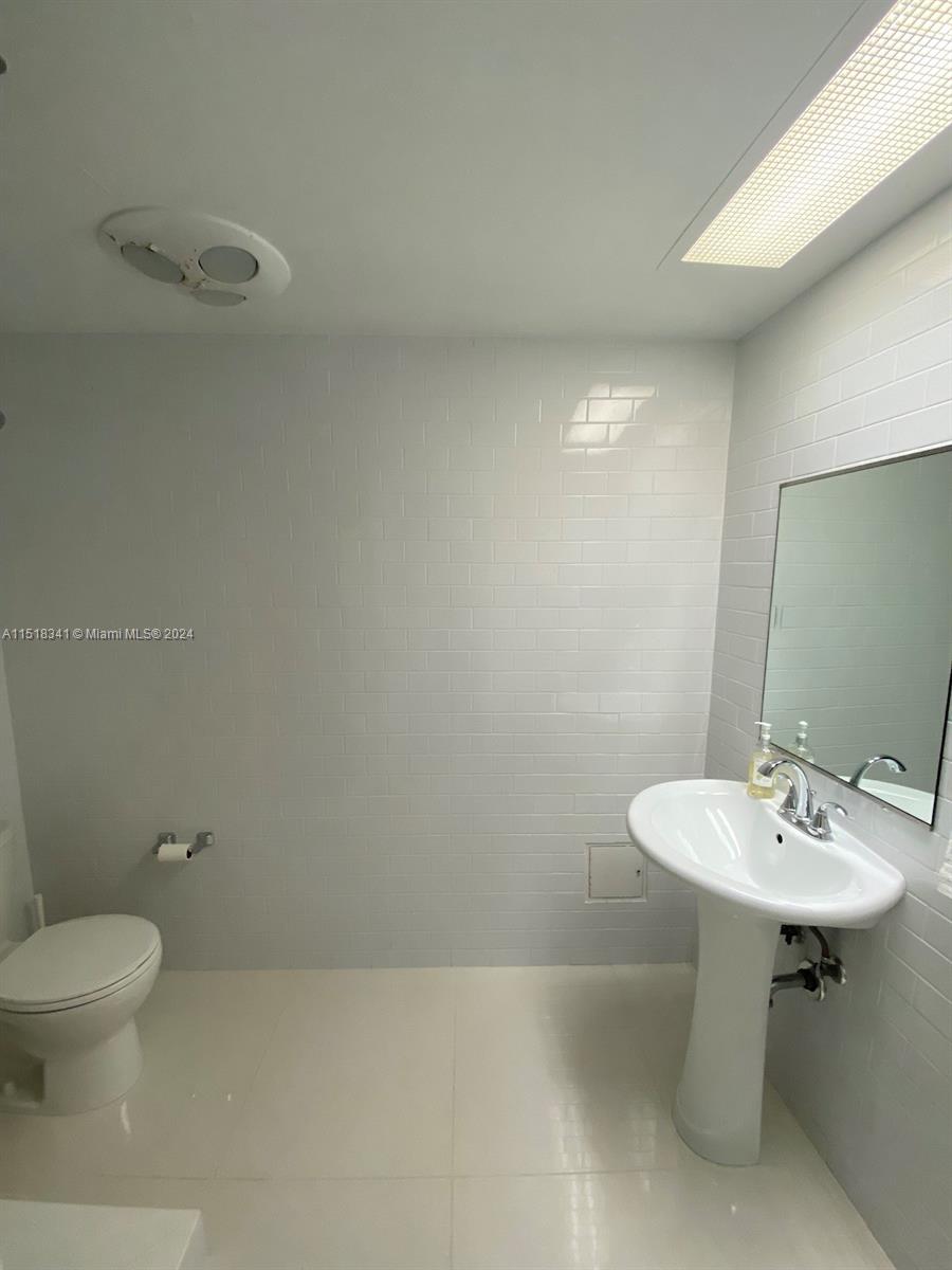 5255 Collins Ave, Miami Beach, FL, 33140 United States, 1 Bedroom Bedrooms, ,2 BathroomsBathrooms,Residential,For Sale,Collins Ave,A11518341