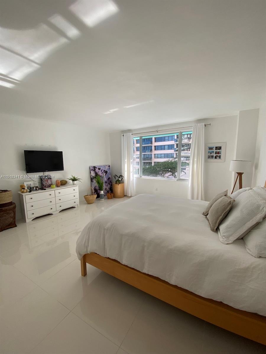 5255 Collins Ave, Miami Beach, FL, 33140 United States, 1 Bedroom Bedrooms, ,2 BathroomsBathrooms,Residential,For Sale,Collins Ave,A11518341