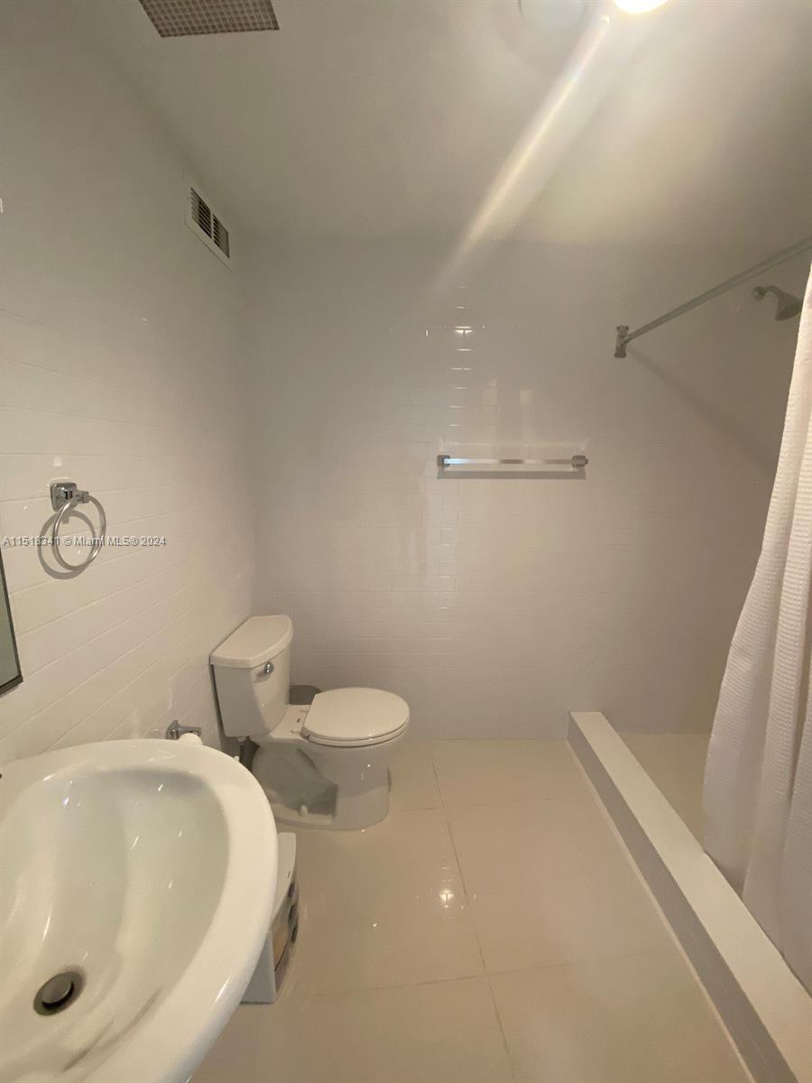 5255 Collins Ave, Miami Beach, FL, 33140 United States, 1 Bedroom Bedrooms, ,2 BathroomsBathrooms,Residential,For Sale,Collins Ave,A11518341