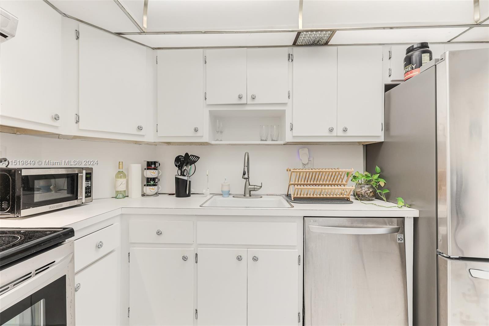 300 Bayview Dr 812, Sunny Isles Beach, Florida 33160, 1 Bedroom Bedrooms, ,1 BathroomBathrooms,Residential,For Sale,300 Bayview Dr 812,A11519849