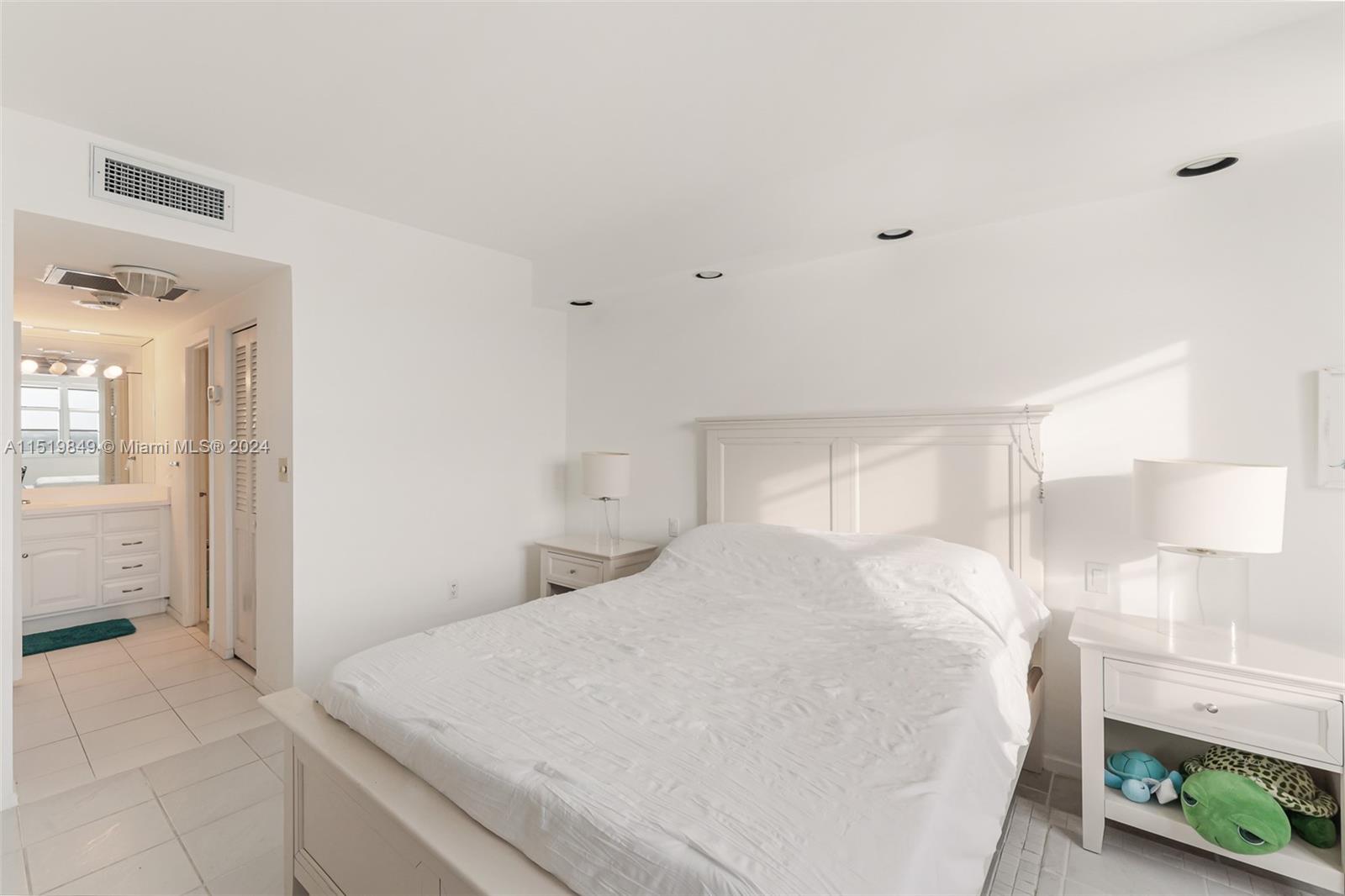 300 Bayview Dr 812, Sunny Isles Beach, Florida 33160, 1 Bedroom Bedrooms, ,1 BathroomBathrooms,Residential,For Sale,300 Bayview Dr 812,A11519849